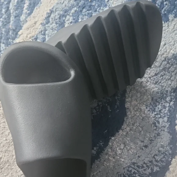 Yeezy Black Slide Sandals - Picture 3 of 4